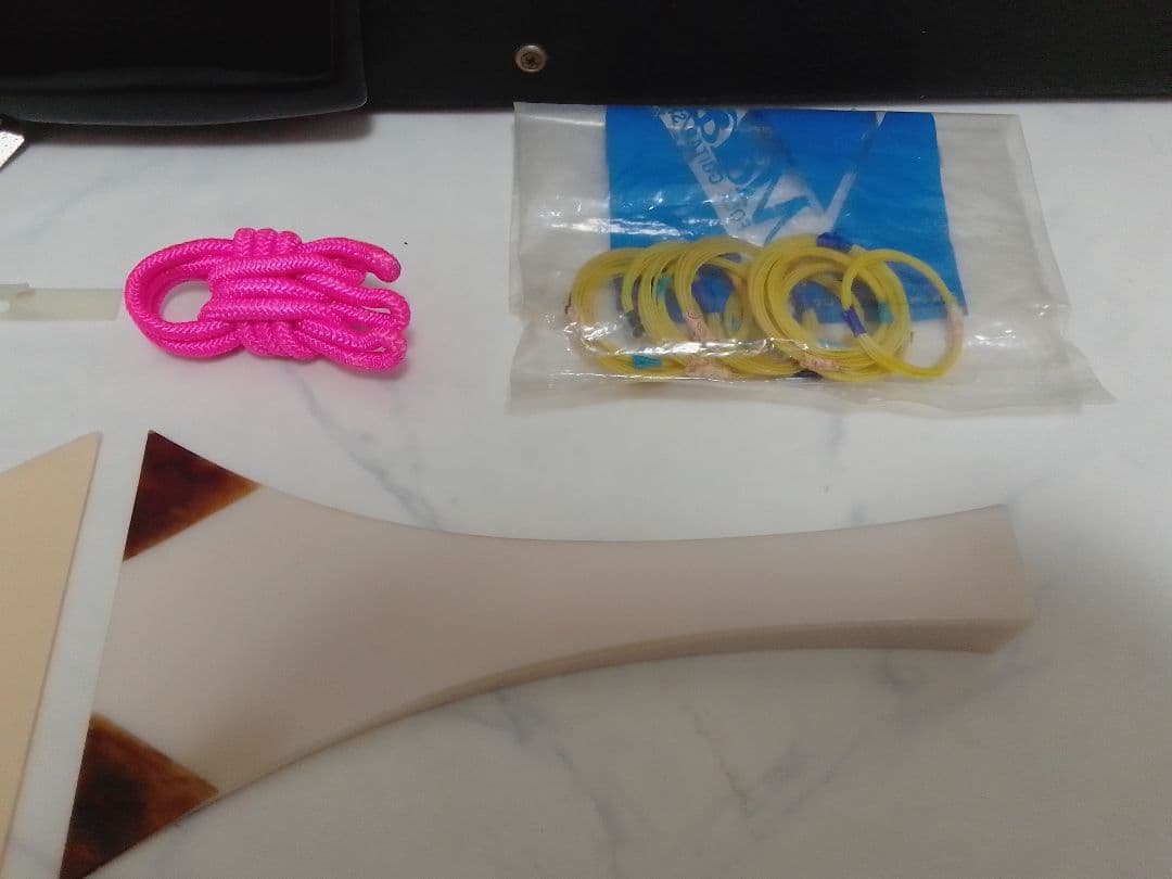 樹脂製 三味線 中棹 皮破れなし 全長約98cm 棹幅約26mm プラスチック製