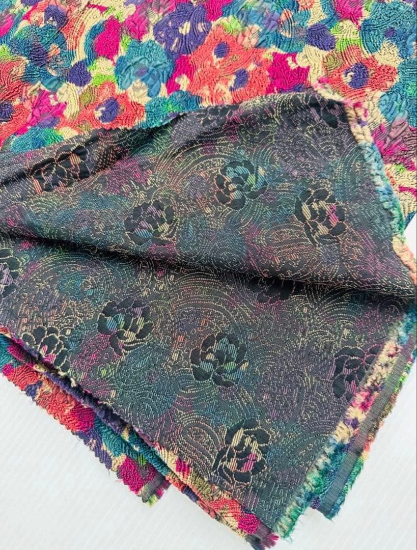 新品未使用イタリア製 花柄 生地／立体感あり・ポイント使い向き 1.2×3.3m