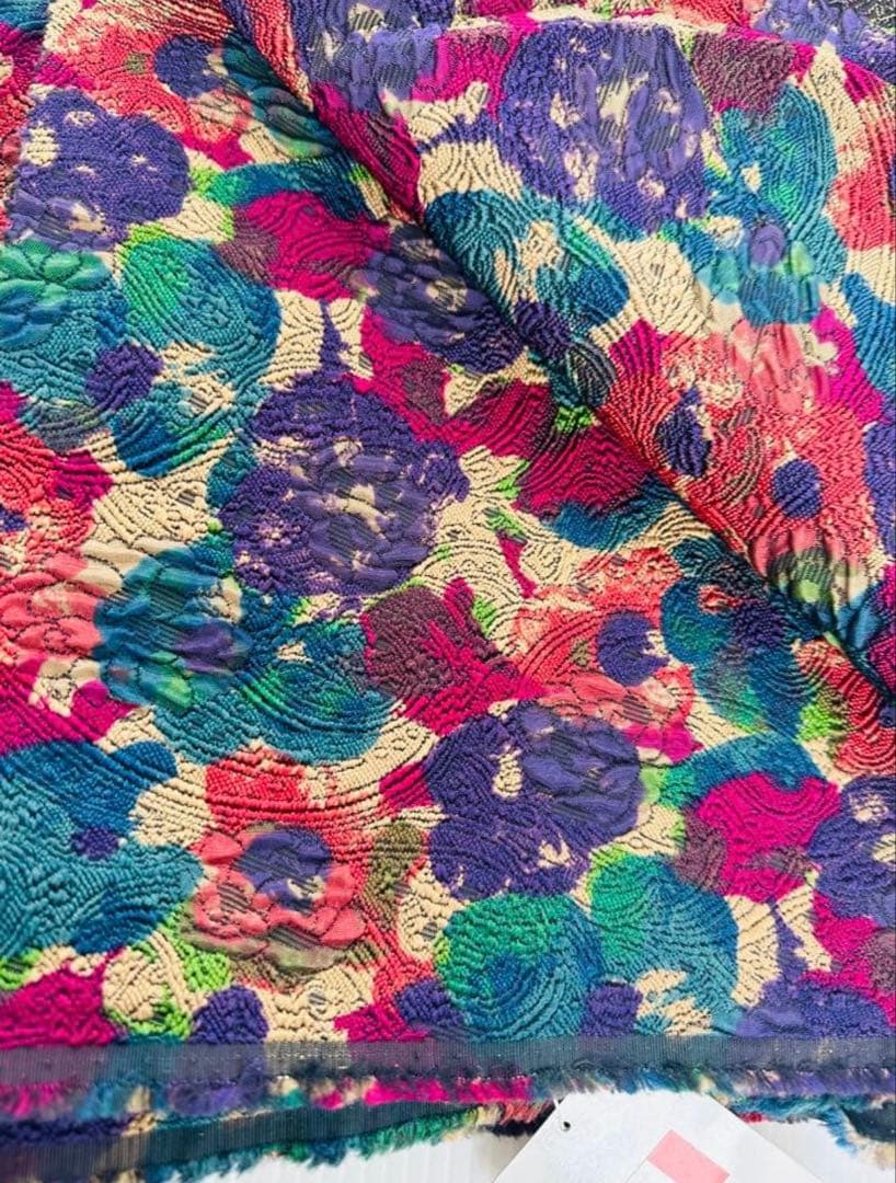 新品未使用イタリア製 花柄 生地／立体感あり・ポイント使い向き 1.2×3.3m