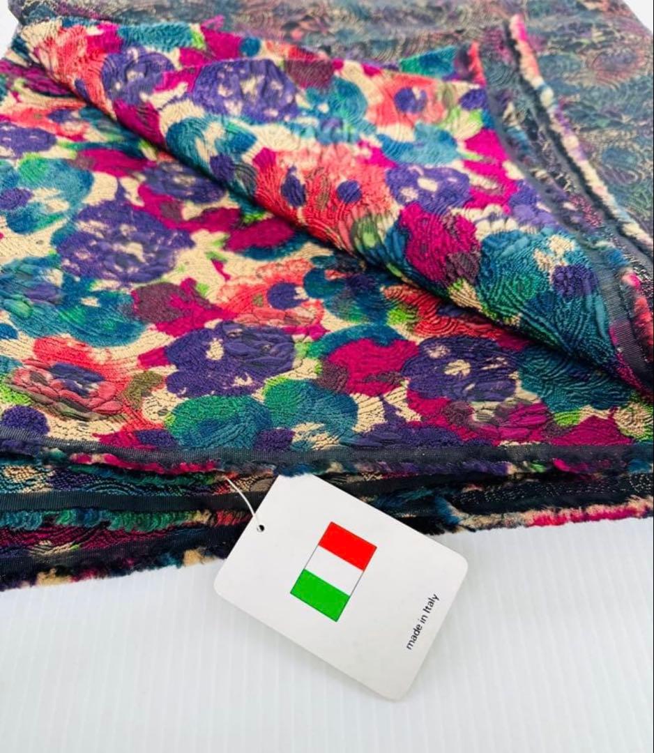 新品未使用イタリア製 花柄 生地／立体感あり・ポイント使い向き 1.2×3.3m