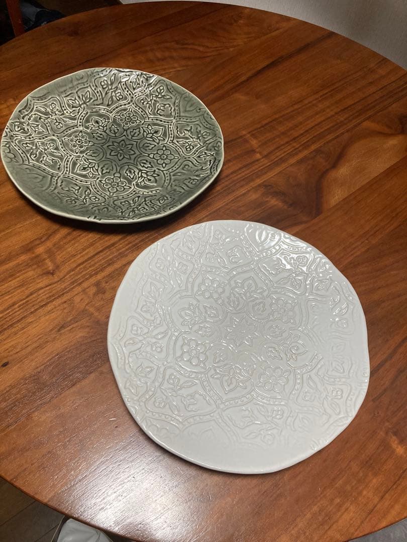 matildajars ジャスフランス製エンボス加工の花模様皿2枚セット