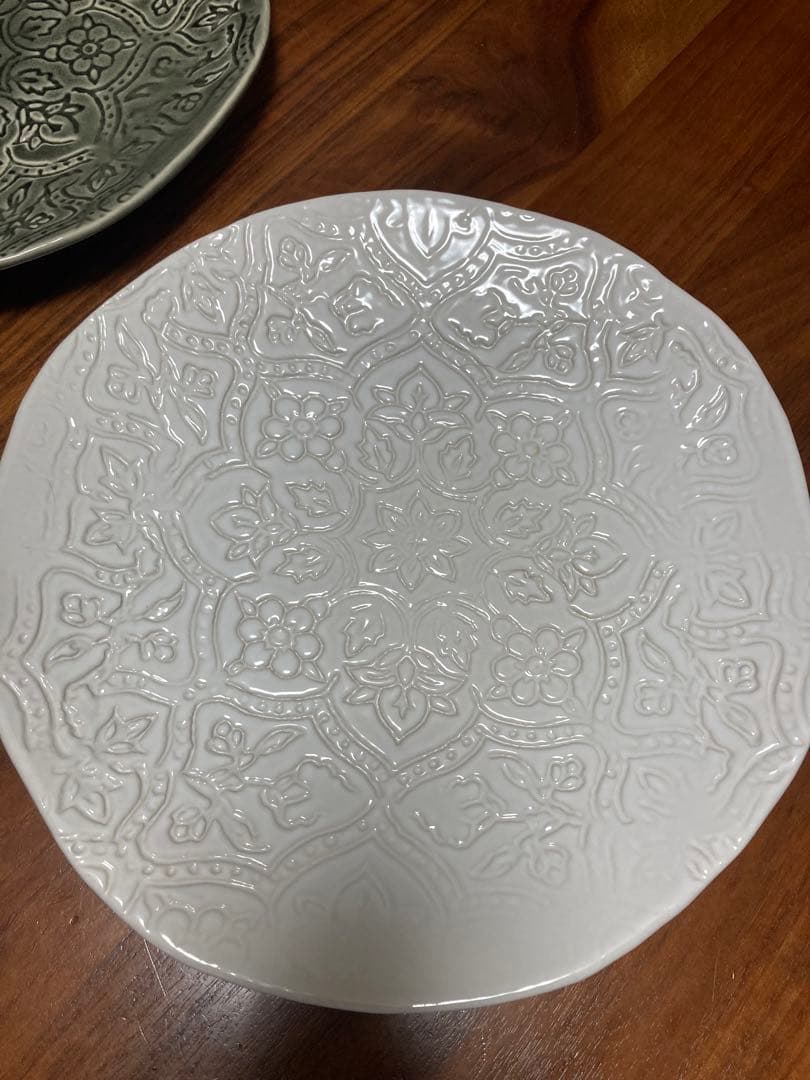 matildajars ジャスフランス製エンボス加工の花模様皿2枚セット