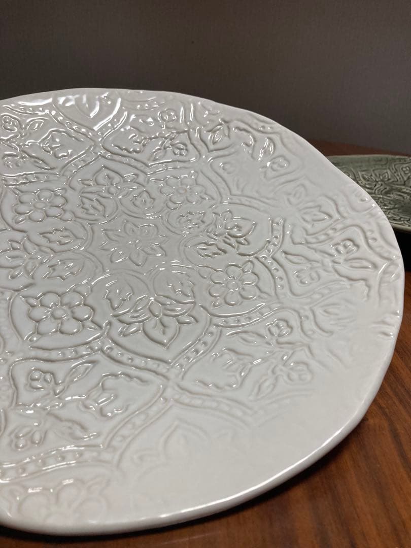 matildajars ジャスフランス製エンボス加工の花模様皿2枚セット