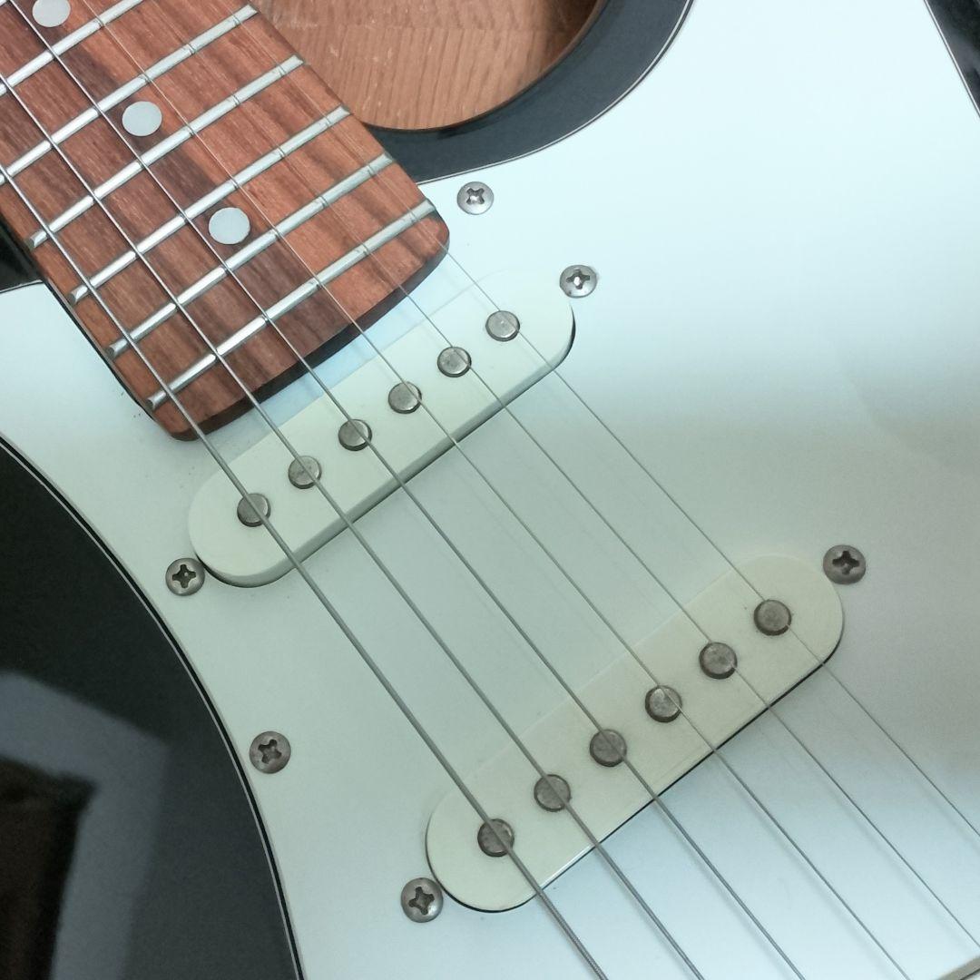 美品　Mavis　ストラトキャスタータイプ　エレキギター　弦は新品！