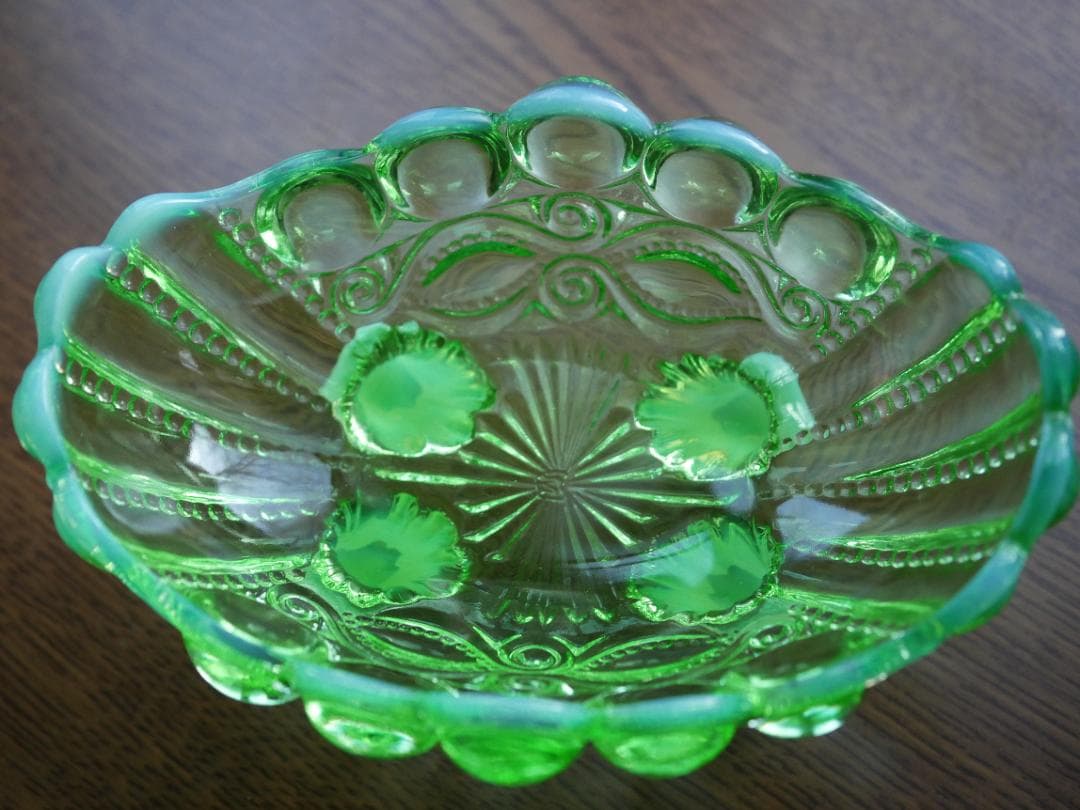 極小剥がれ有り・モッサーグラス グリーンオパールセント 脚付きディッシュ