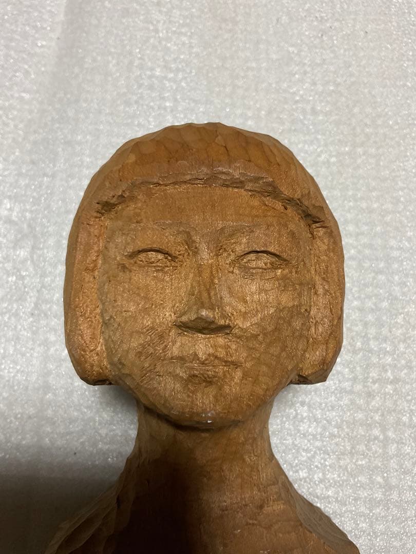 木彫／少女像。使用材料カシノキ。【大きさ／15センチ程のもの】