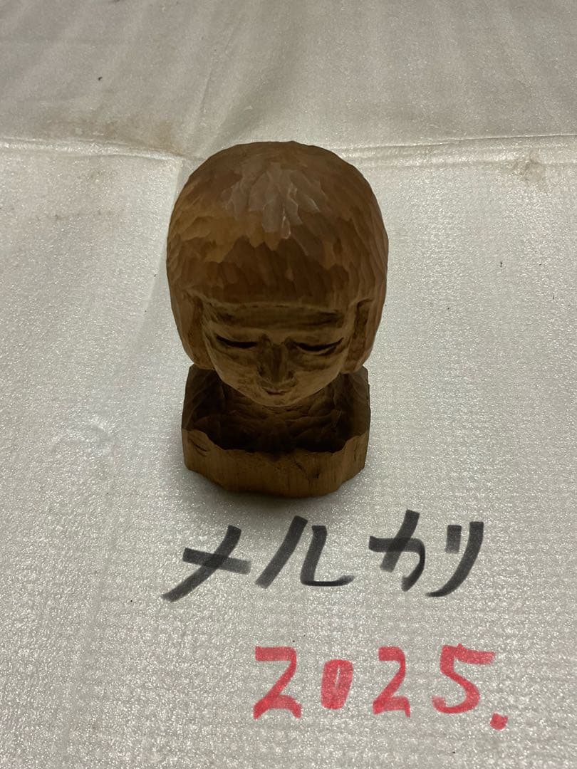 木彫／少女像。使用材料カシノキ。【大きさ／15センチ程のもの】