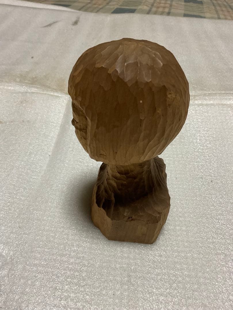 木彫／少女像。使用材料カシノキ。【大きさ／15センチ程のもの】