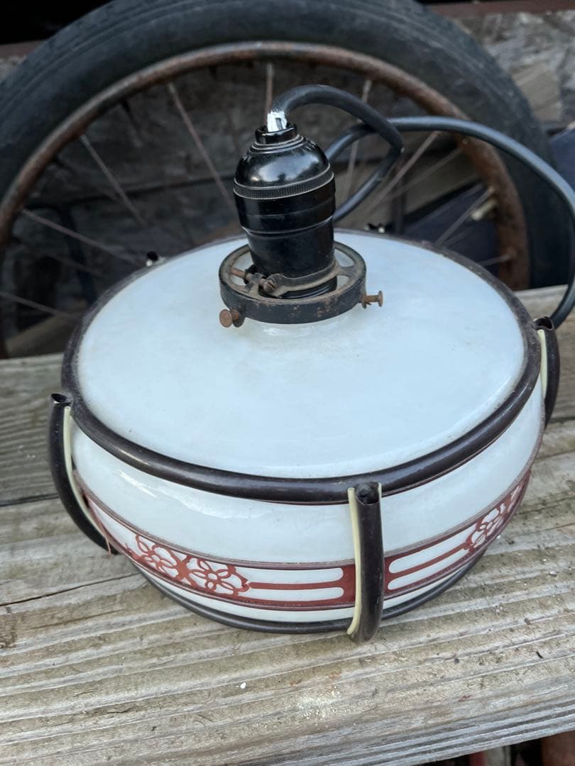 昭和レトロミルク傘ライト ホワイトのガラス製電気の傘　 花柄の装飾ガラス傘