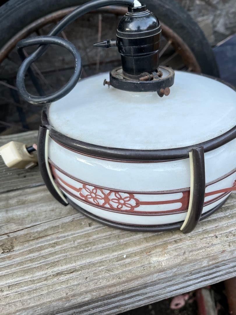 昭和レトロミルク傘ライト ホワイトのガラス製電気の傘　 花柄の装飾ガラス傘