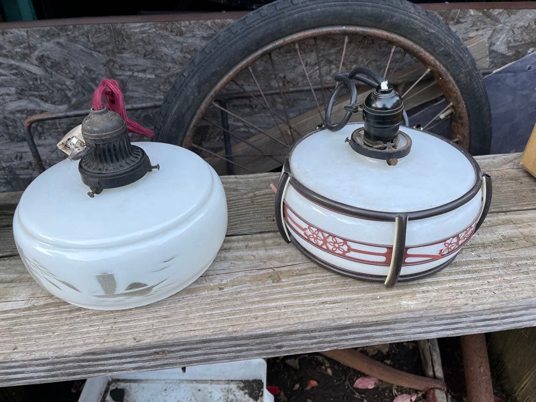 昭和レトロミルク傘ライト ホワイトのガラス製電気の傘　 花柄の装飾ガラス傘