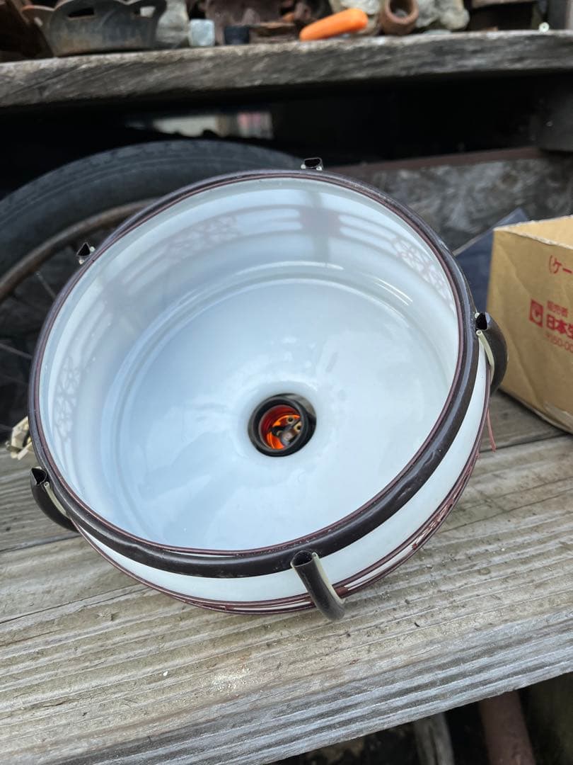 昭和レトロミルク傘ライト ホワイトのガラス製電気の傘　 花柄の装飾ガラス傘