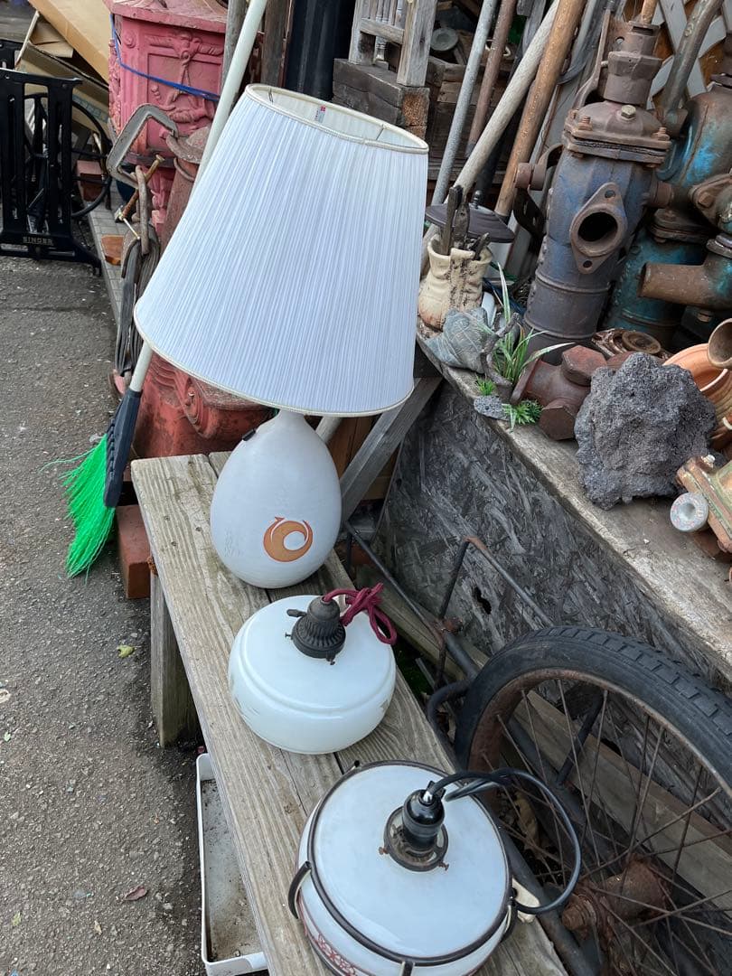 昭和レトロミルク傘ライト ホワイトのガラス製電気の傘　 花柄の装飾ガラス傘