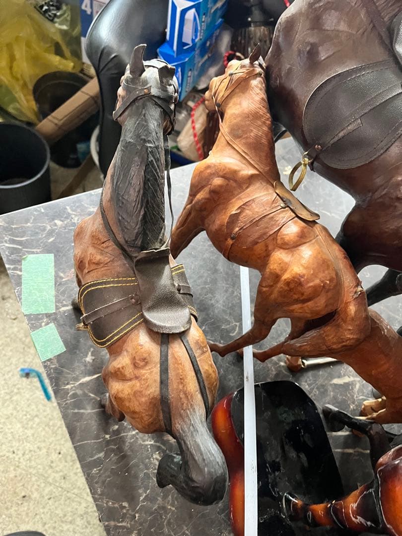 レザーホース、 革製の馬の置き物 馬の置き物、 鞍付きレザーホース