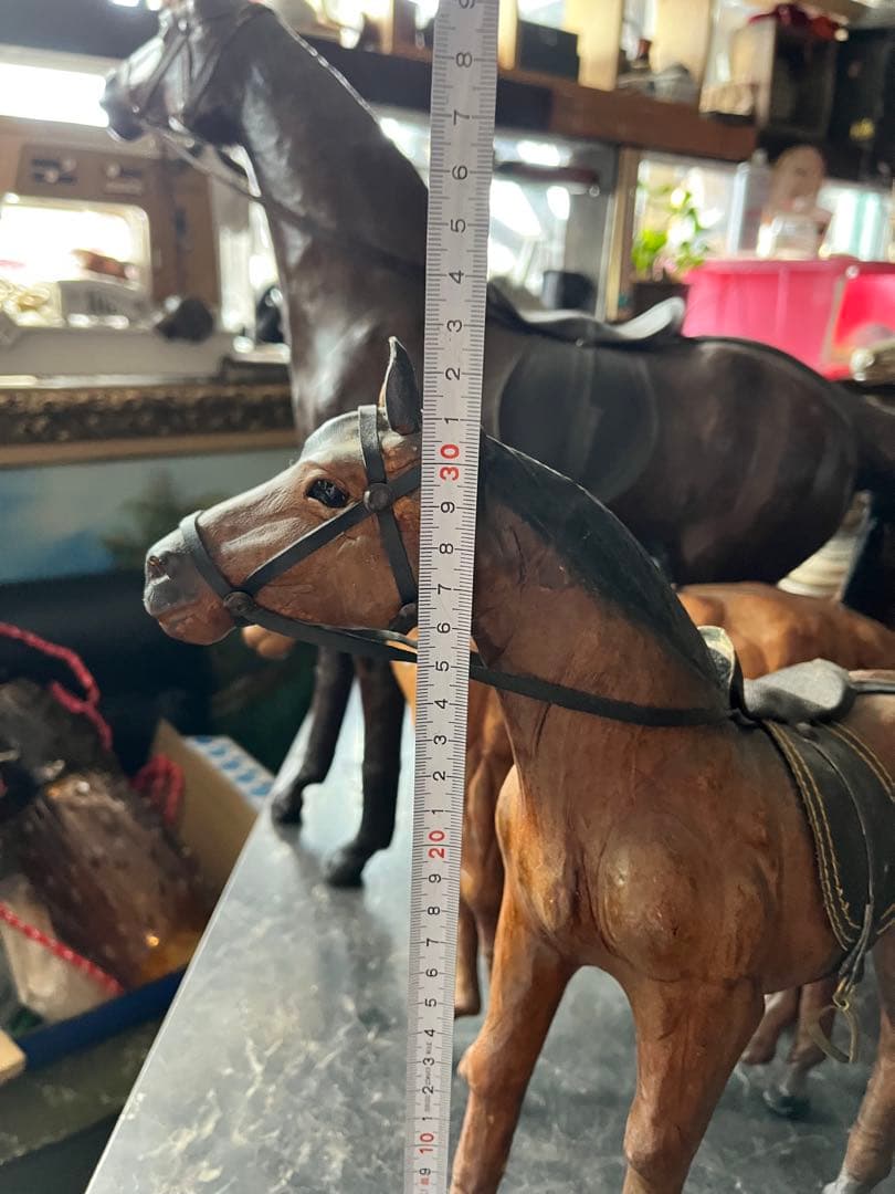 レザーホース、 革製の馬の置き物 馬の置き物、 鞍付きレザーホース