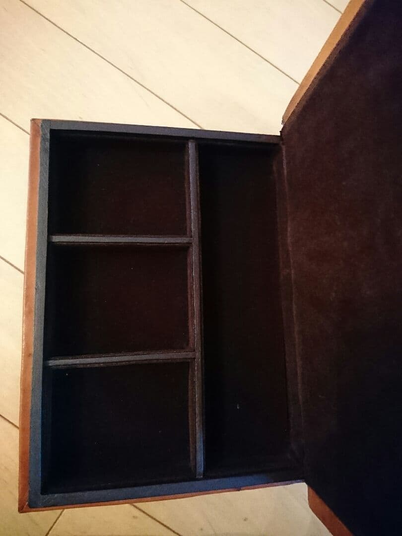 匿名配送、おまとめ購入、ロンドンのリバティで購入したブック型のアクセサリー入れ。