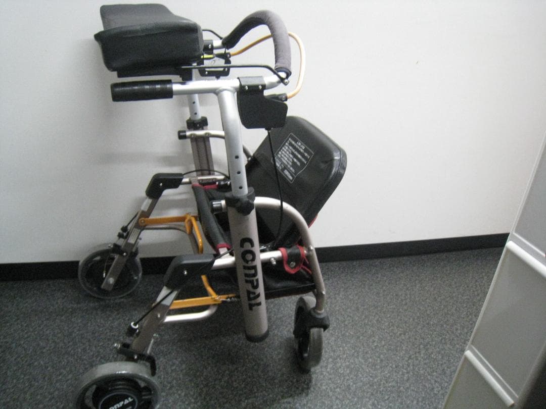 【送料無料】ナブテスコ 前腕支持型歩行車 REHAMO コンパル抑速ブレーキ