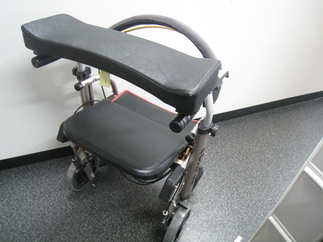 【送料無料】ナブテスコ 前腕支持型歩行車 REHAMO コンパル抑速ブレーキ