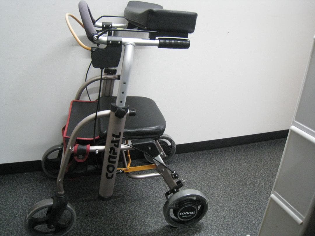 【送料無料】ナブテスコ 前腕支持型歩行車 REHAMO コンパル抑速ブレーキ
