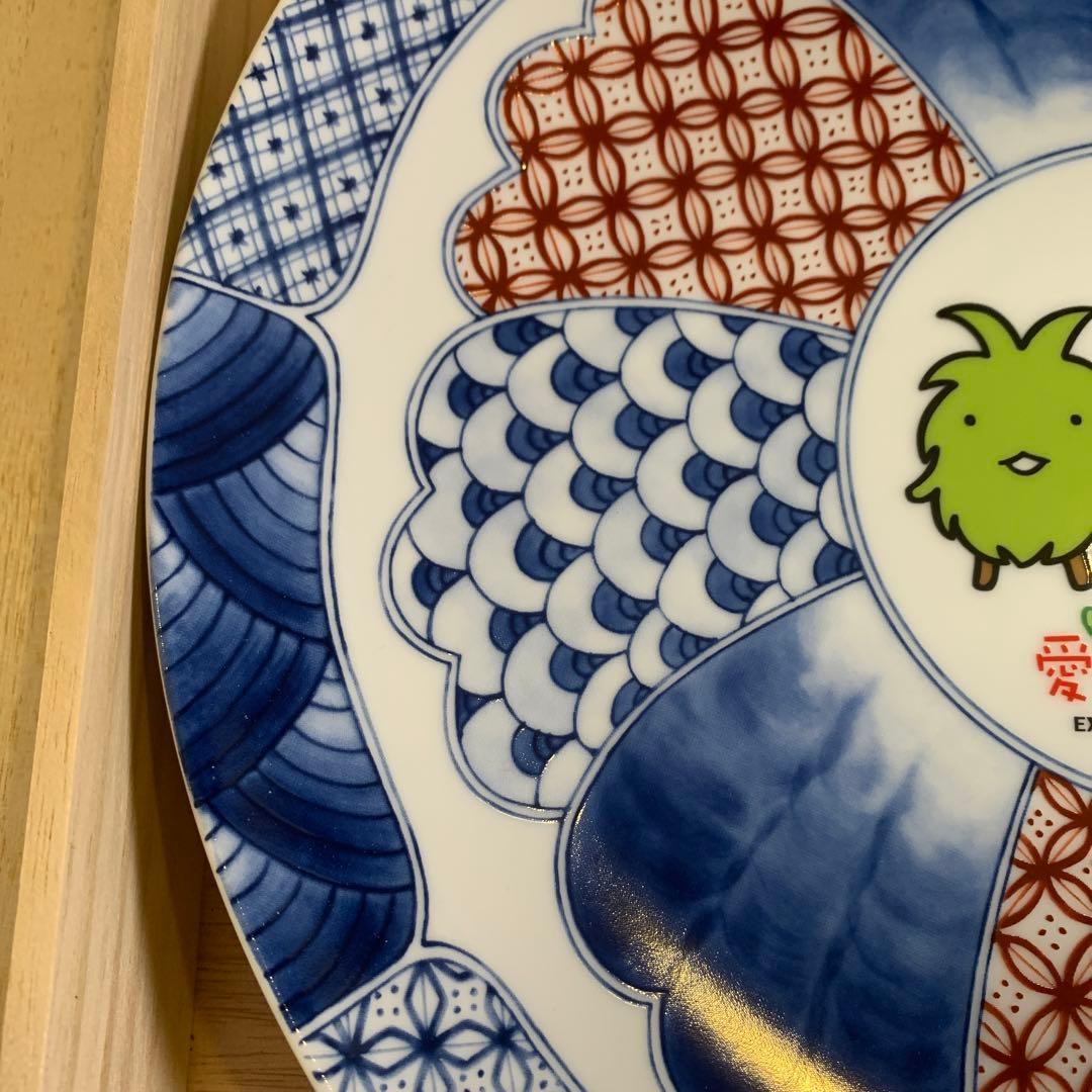 新品未使用 赤絵瀬戸染付モリゾーキッコロ祥瑞皿 直径31cm 大皿 桐箱付