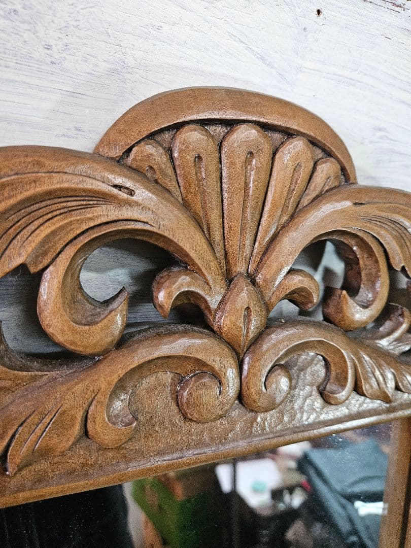 アンティーク 木彫りのウォールミラー 壁掛け 鏡 無垢材 木製 装飾 レトロ