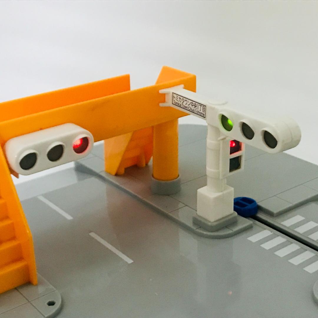 匿名配送、送料無料】トミカ ソーラータウン おおきな交差点 他 - メルカリ