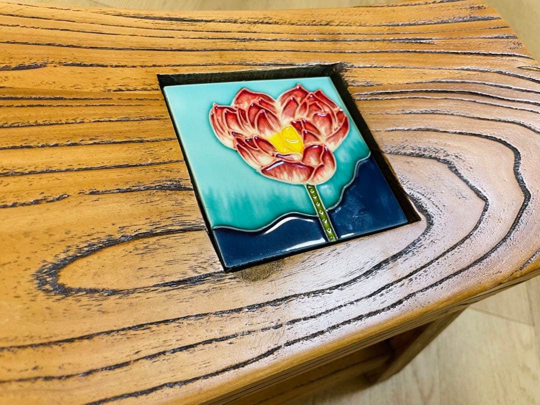 木製スツール 花のタイル装飾