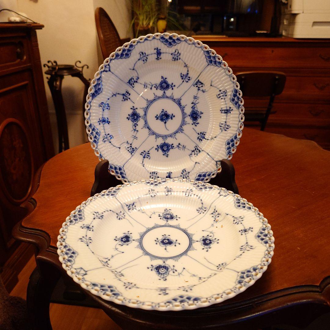 青と白の花柄 陶磁器の皿 2枚セット