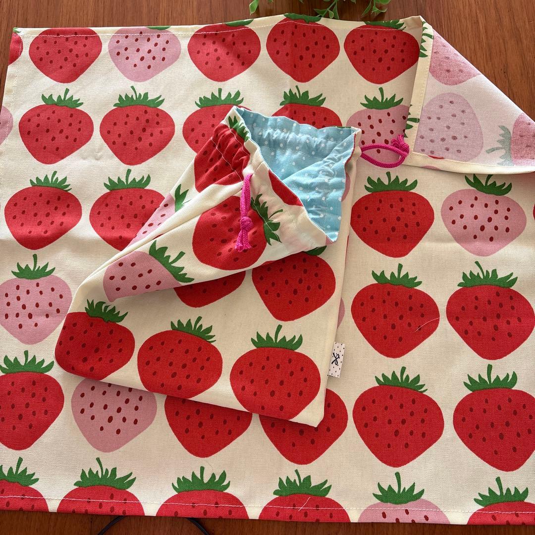 ハンドメイド 632. ランチョンマット40×50 ＆給食袋 クリーム色 イチゴ