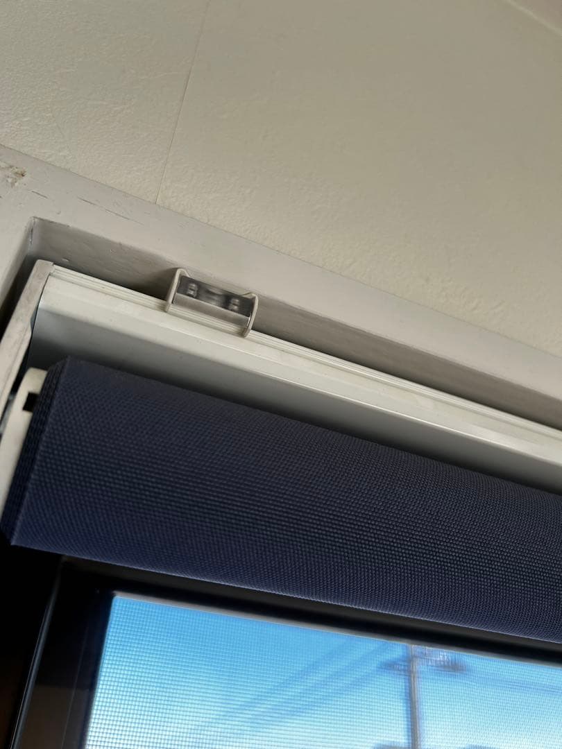 ダークブルー 手動ロールスクリーン 壁面取り付け