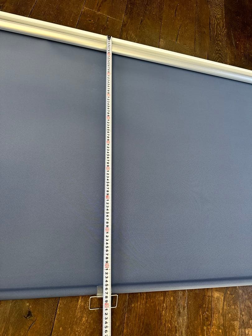 ダークブルー 手動ロールスクリーン 壁面取り付け