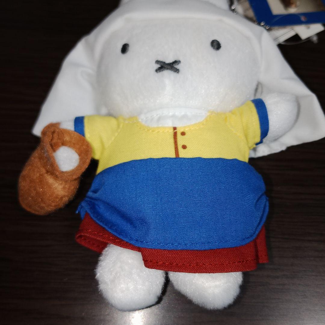 フェルメールコラボ 牛乳を注ぐミッフィー ぬいぐるみキーホルダー