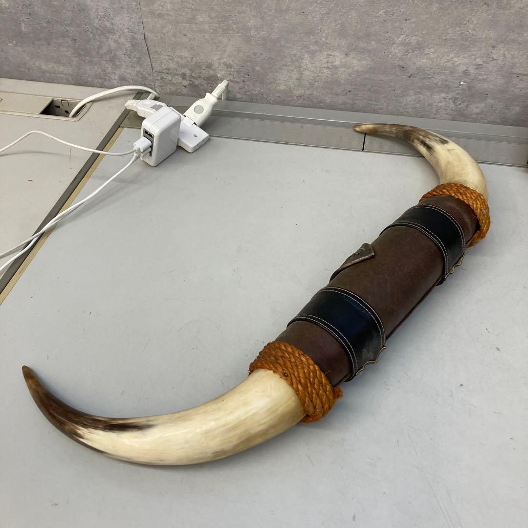 昭和レトロ 水牛の角 置物 木製スタンド付き インテリア 飾り