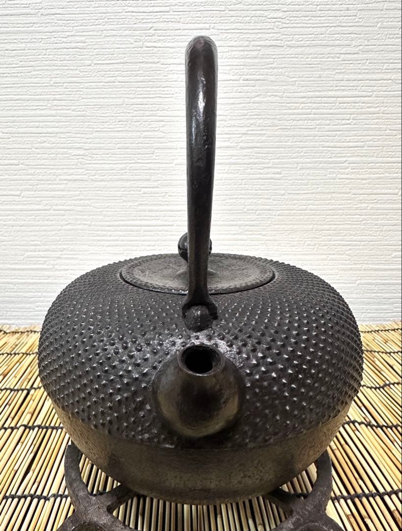 新品、供箱等付属品付 南部藤枝工房 藤枝 昌行作12型アラレ 南部鉄瓶