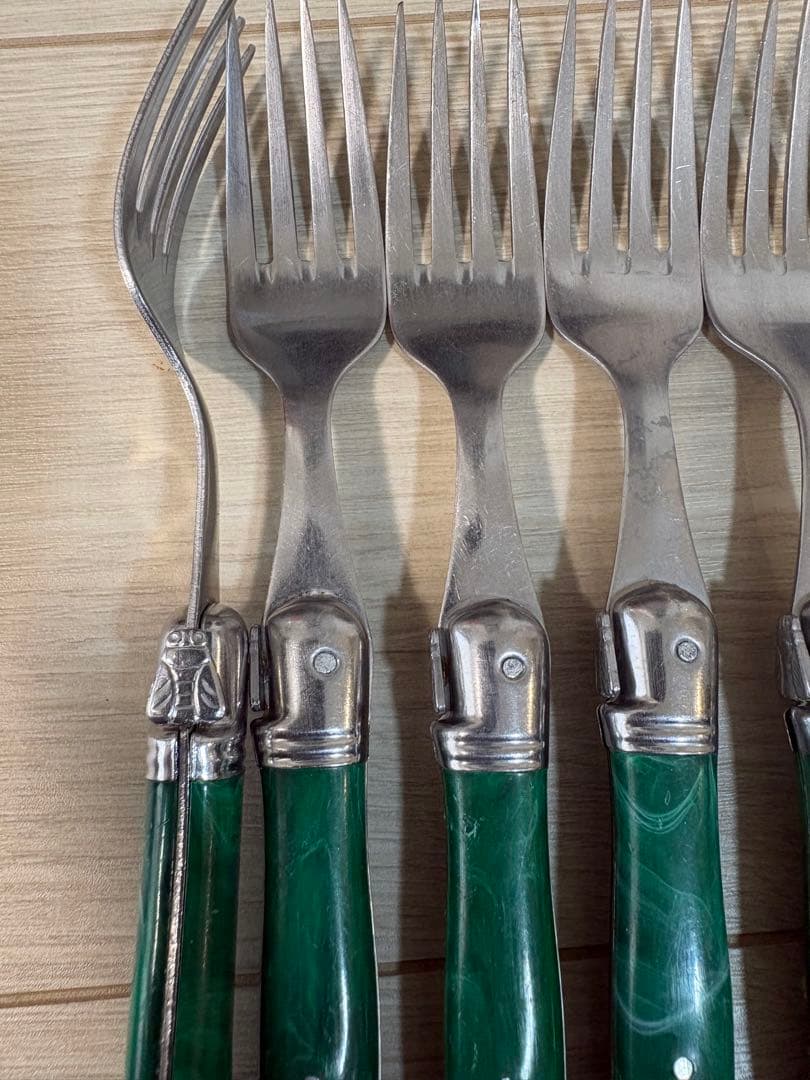 希少ラギオール　LAGUIOLE みどりハンドル波刃ナイフ18本！フォーク7本