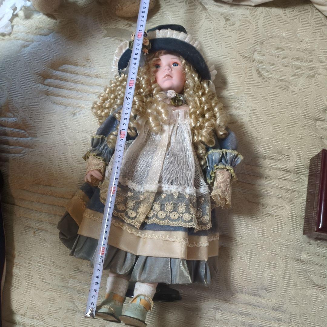 レース装飾のドール