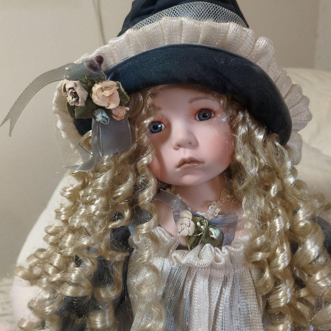 レース装飾のドール