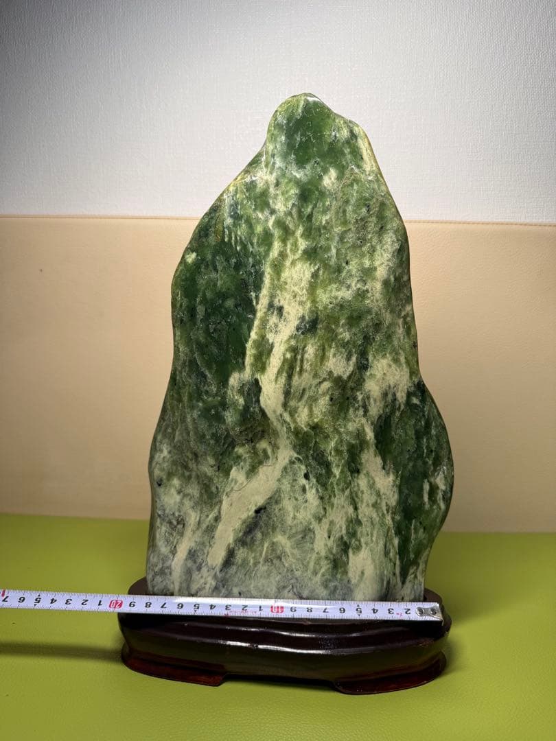 翡翠の自然石彫刻 木製台座付き 約30cm