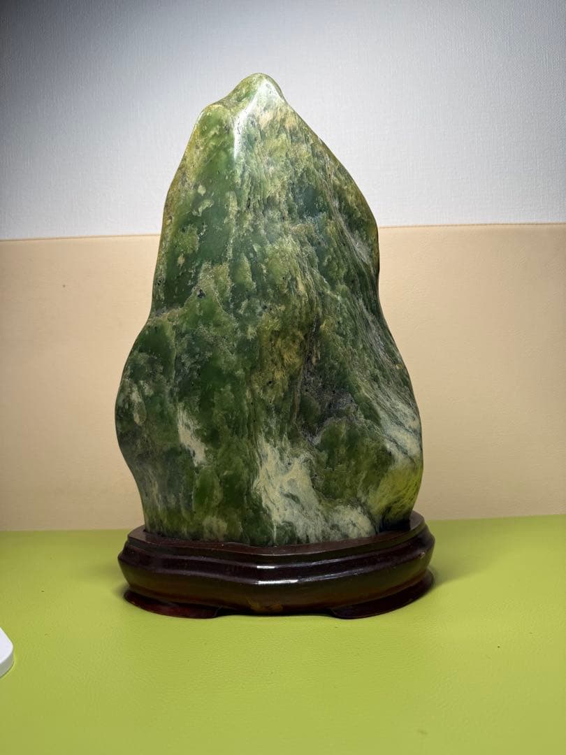 翡翠の自然石彫刻 木製台座付き 約30cm