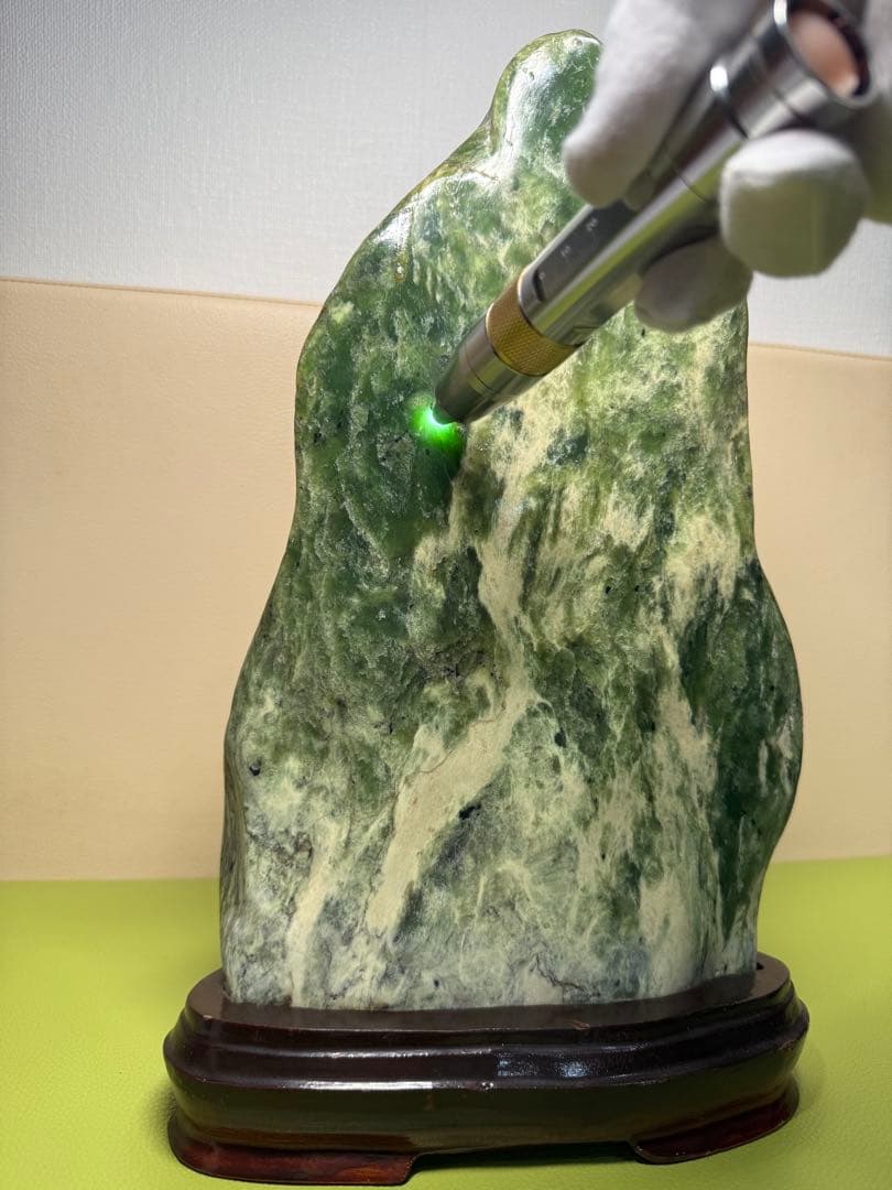 翡翠の自然石彫刻 木製台座付き 約30cm