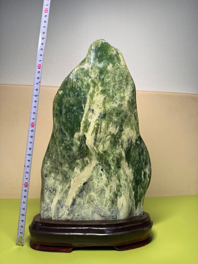 翡翠の自然石彫刻 木製台座付き 約30cm