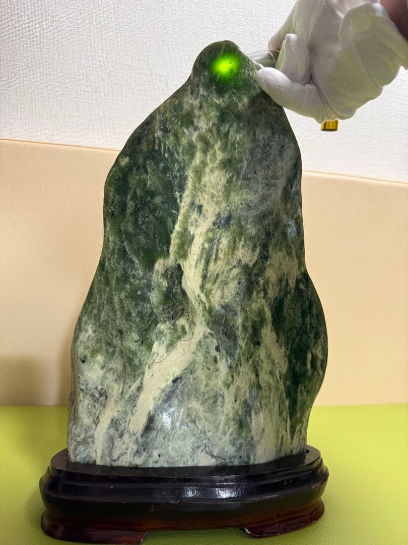 翡翠の自然石彫刻 木製台座付き 約30cm