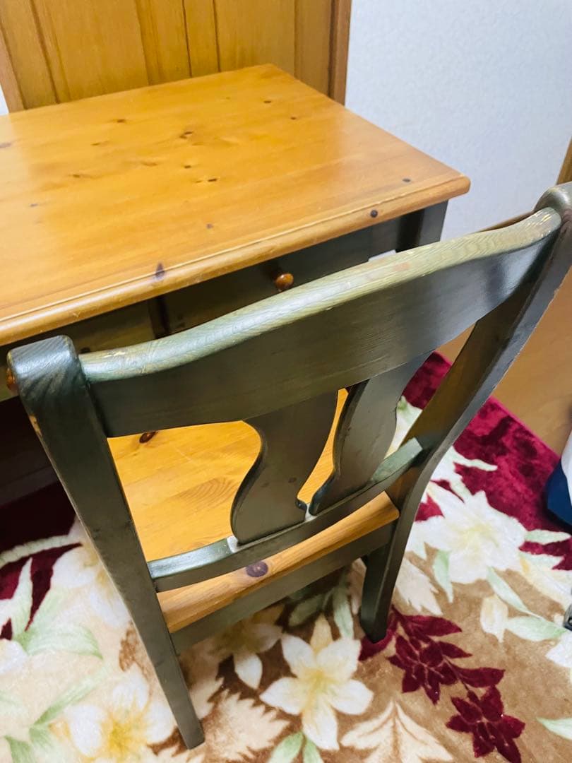 カントリー調　スェーデン製　机と椅子のセットです。 木製カントリースタイル