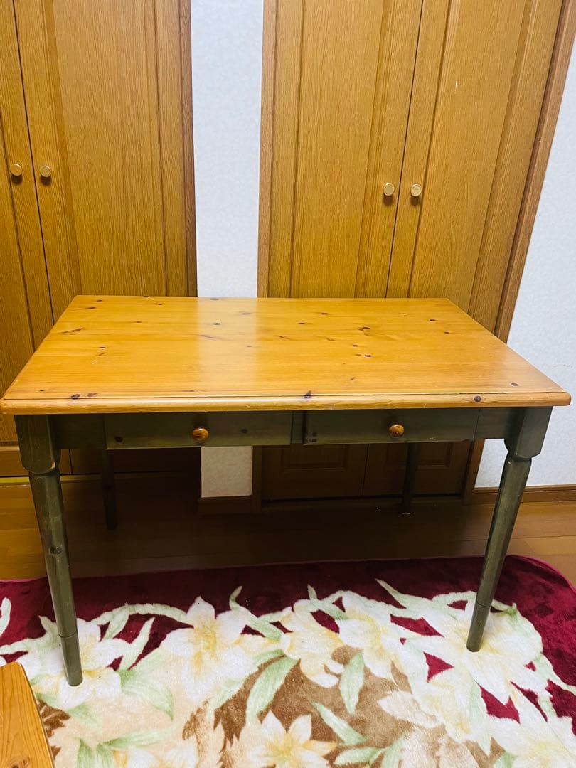 カントリー調　スェーデン製　机と椅子のセットです。 木製カントリースタイル