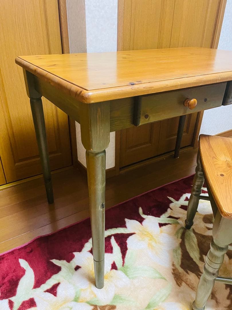 カントリー調　スェーデン製　机と椅子のセットです。 木製カントリースタイル