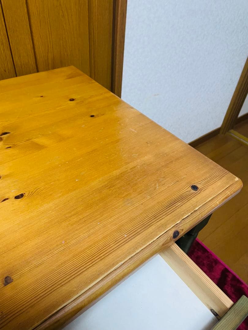 カントリー調　スェーデン製　机と椅子のセットです。 木製カントリースタイル