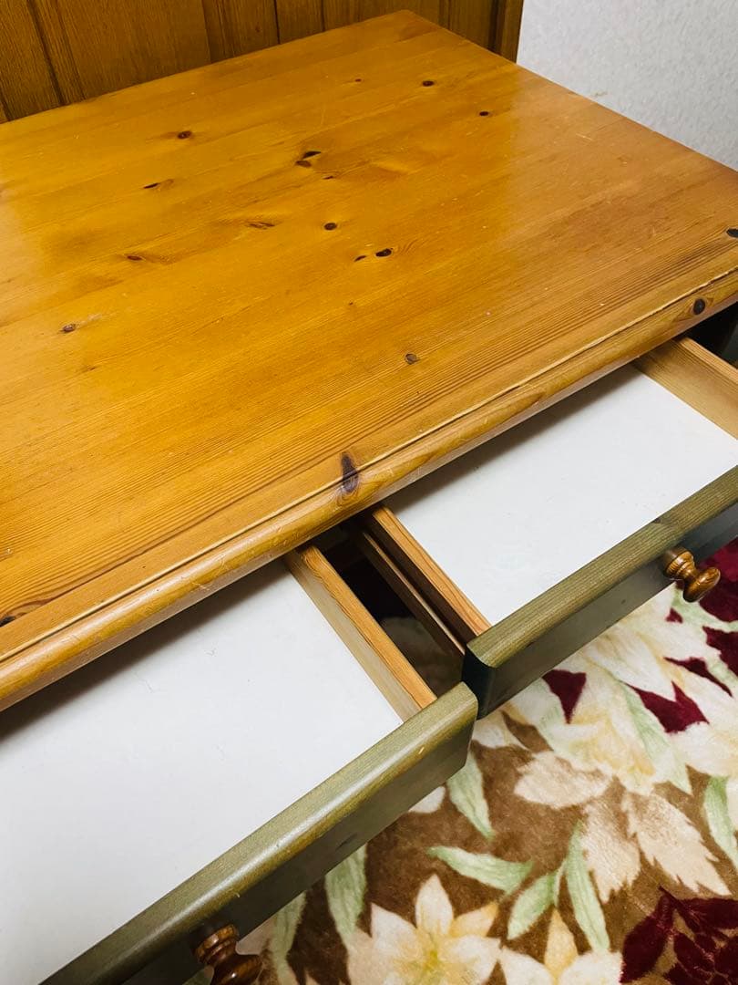 カントリー調　スェーデン製　机と椅子のセットです。 木製カントリースタイル