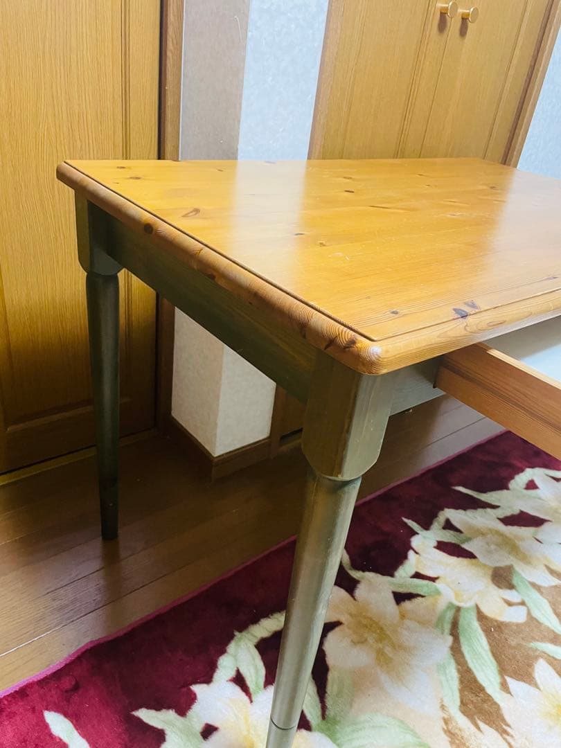カントリー調　スェーデン製　机と椅子のセットです。 木製カントリースタイル