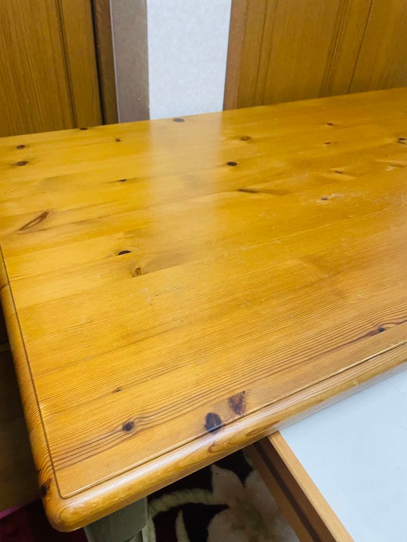 カントリー調　スェーデン製　机と椅子のセットです。 木製カントリースタイル