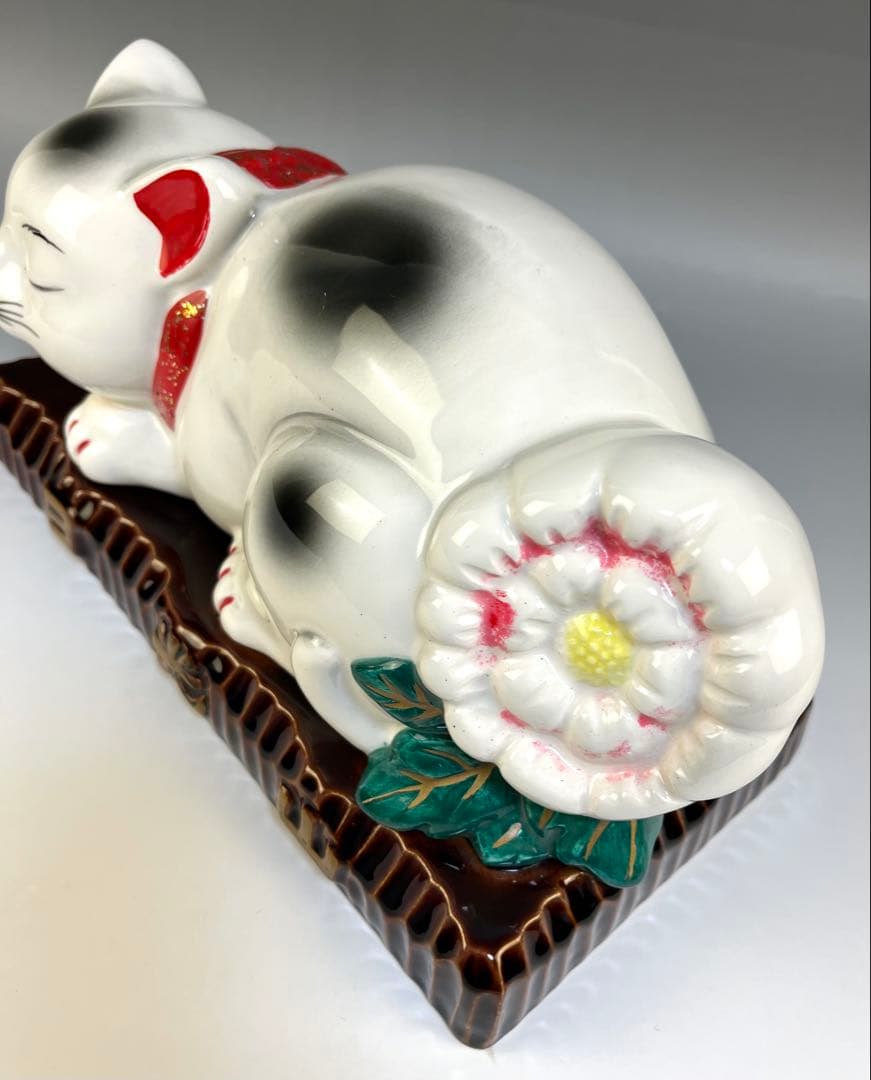 【眠り猫】貯金箱　陶器　日光東照宮 平和の象徴　撫でたくなる